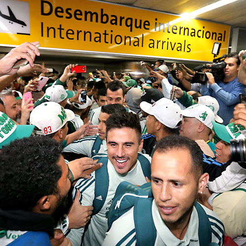 Jogadores do Palmeiras desembarcam em Cumbica