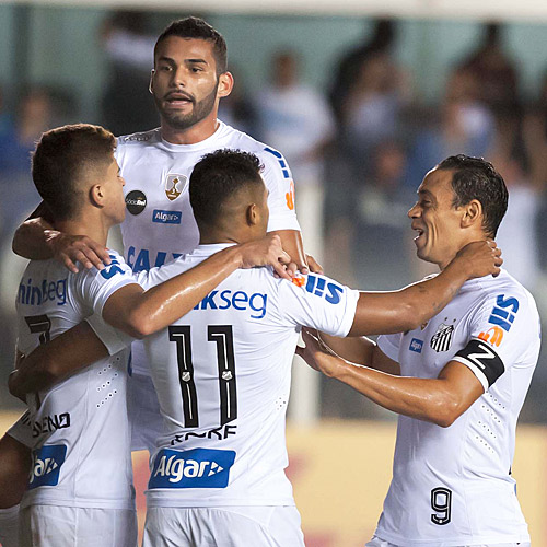 Jogadores do Santos comemoram um dos gols da vit&oacute;ria