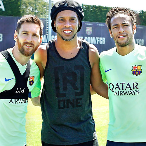 Ronaldinho Ga&uacute;cho visita os amigos Messi e Neymar