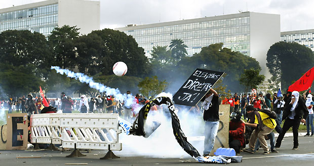 BRASILIA, DF, BRASIL, 24-05-2017, 12h00: Manifestaes dos sindicatos que representam classes trabalistas na esplanada dos ministrios Braslia DF. (Foto: Igo Estrela/Folhapress, PODER)