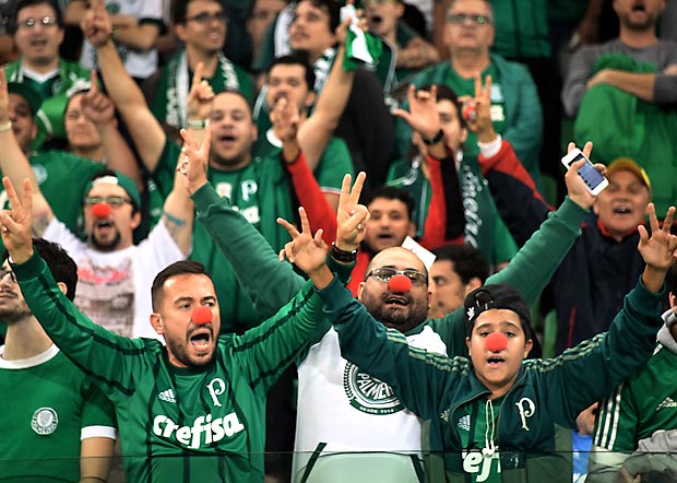 Torcedores do Palmeiras fazem a festa durante a vit&oacute;ria no Allianz