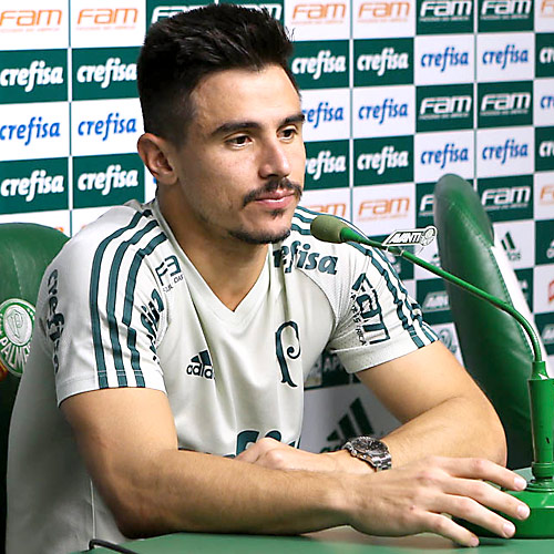 Willian d&aacute; entrevista ap&oacute;s o treino do Palmeiras