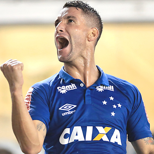 Thiago Neves marca o gol da vit&oacute;ria do Cruzeiro sobre o Santos, na Vila