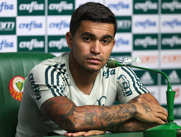 O atacante Dudu d&aacute; entrevista ap&oacute;s o treino do Palmeiras