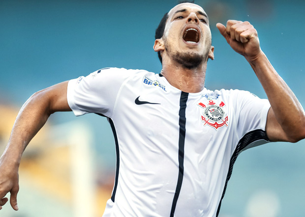Rodriguinho comemora gol na vit&oacute;ria do Tim&atilde;o sobre o Atl&eacute;tico-GO