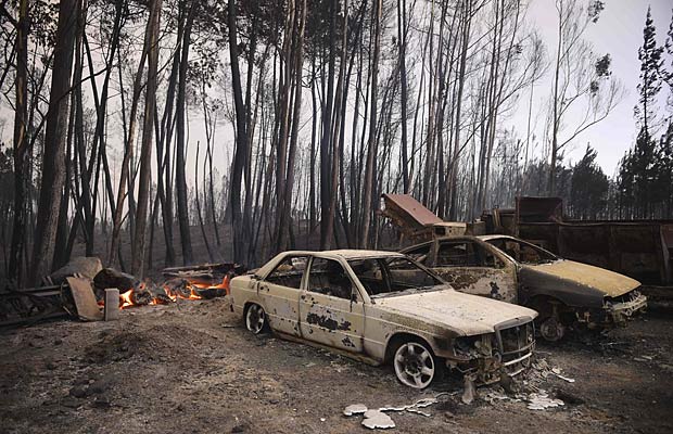 Carros queimados no maior incêndio da história de Portugal