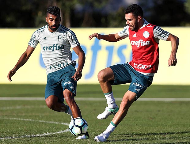 Thiago Santos e Bruno Henrique disputam bola em treino do Palmeiras