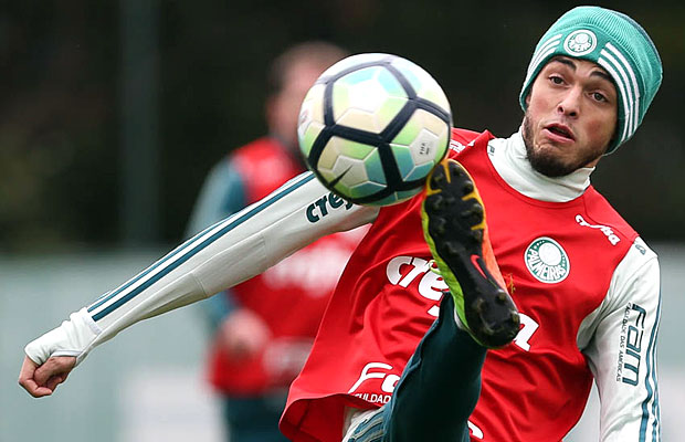 O meia-atacante Hyoran com a bola em treino do Palmeiras