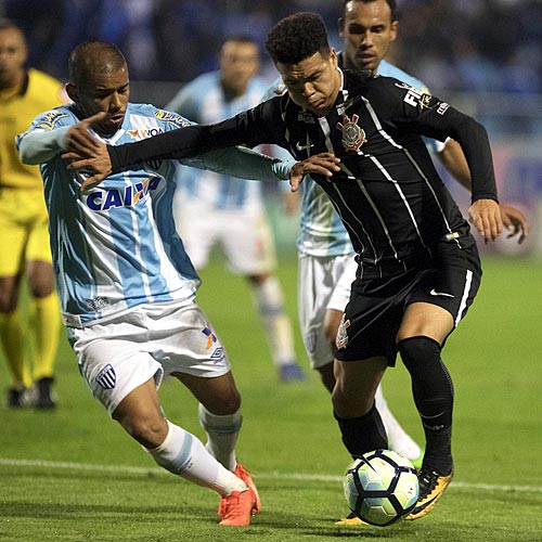 Marquinhos Gabriel domina a bola durante o empate