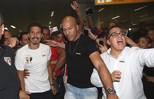 Hernanes &eacute; recebido pelos torcedores do Tricolor no aeroporto de Guarulhos