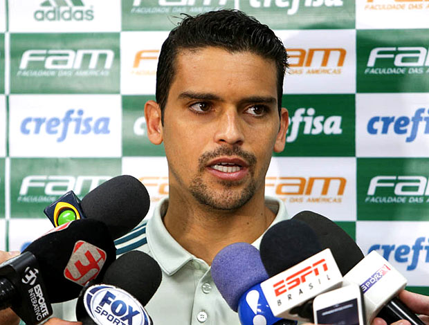 Jean fala em entrevista coletiva na concentra&ccedil;&atilde;o do Palmeiras