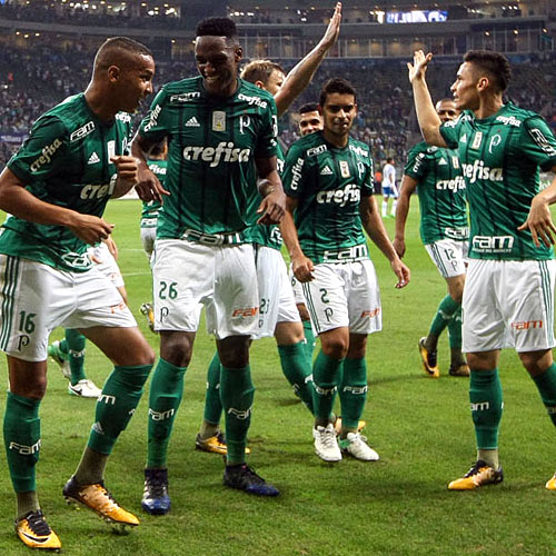 O jogador Deyverson, do Palmeiras, comemora seu gol contra o Avai