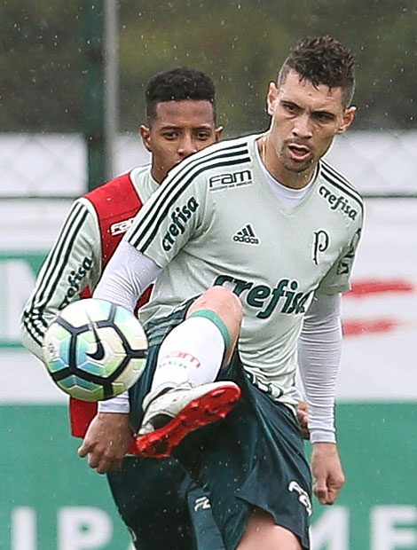 Mois&eacute;s domina a bola em treino do Palmeiras