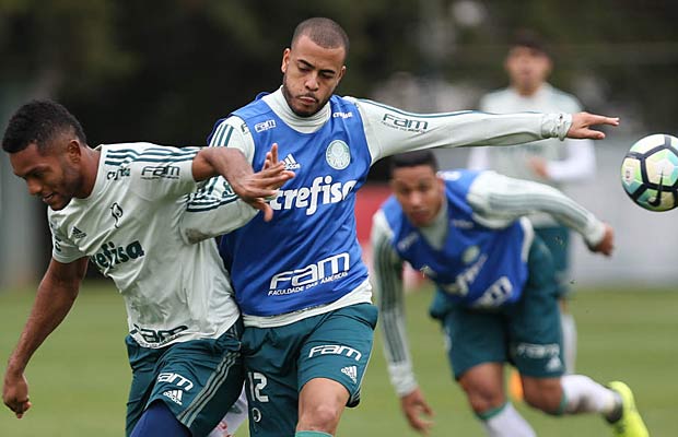 Borja e Mayke em lance do treinamento do Palmeiras para o cl&aacute;ssico