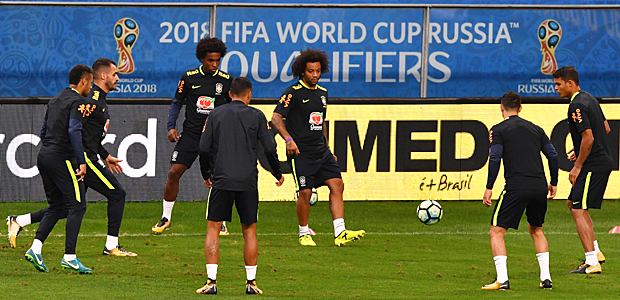 Jogadores da sele&ccedil;&atilde;o brasileira treinam para encarar o Equador hoje