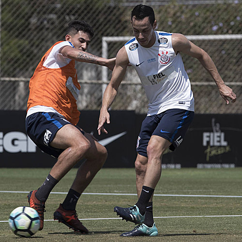 Rodriguinho briga pela bola em treino do Corinthians