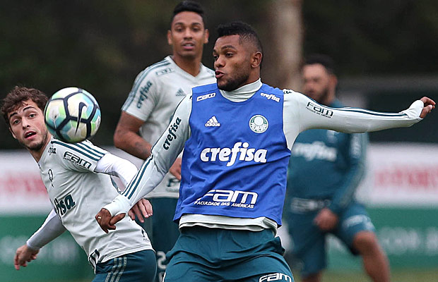 Borja corre atr&aacute;s da bola em treinamento do Palmeiras para o cl&aacute;ssico