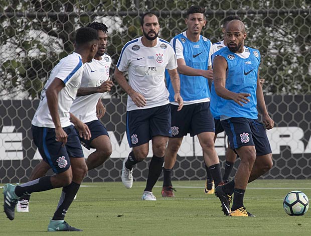 Jogadores do Corinthians treinam para o confronto com o Gr&ecirc;mio