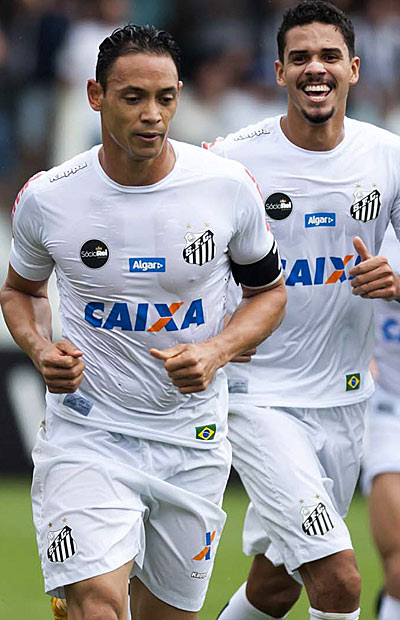 Ricardo Oliveira festeja seu gol na vit&oacute;ria do Peixe