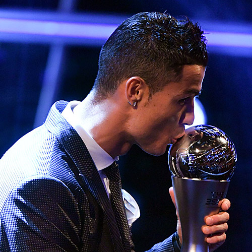 Cristiano Ronaldo beija o trof&eacute;u de melhor do mundo