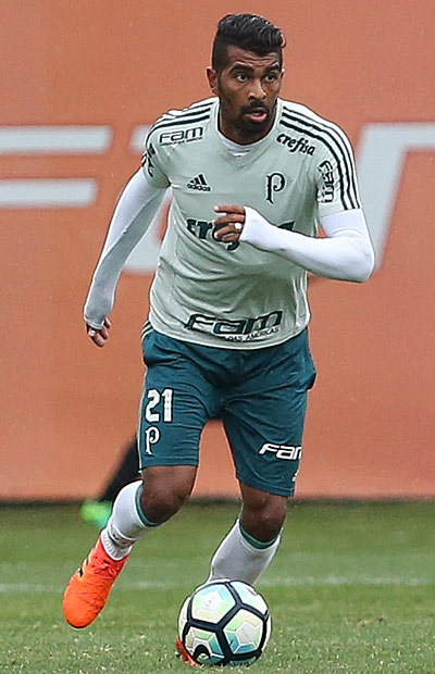 Thiago Santos treina na vaga de titular do Verd&atilde;o