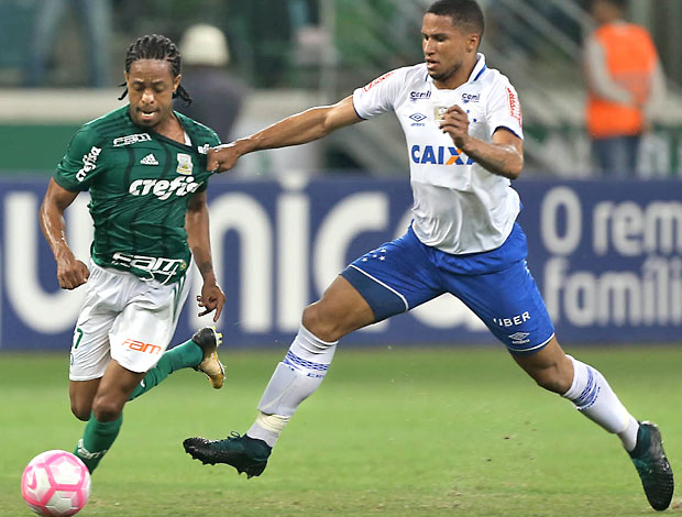 Jogador do Cruzeiro tenta parar o atacante Keno, do Palmeiras, no Allianz