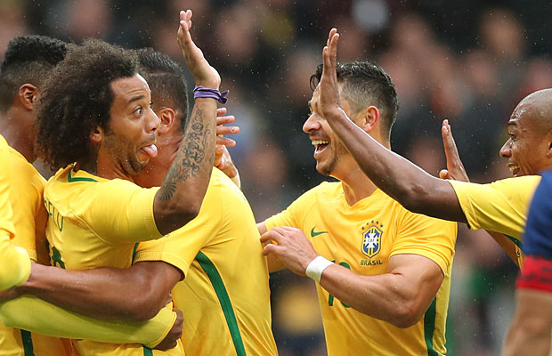 Marcelo comemora com companheiros em amistoso entre Brasil e Japo