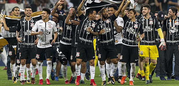 A equipe do Corinthians comemora a vit&oacute;ria do Campeonato Brasileiro