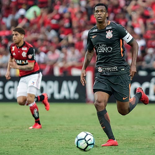 Atacante do Tim&atilde;o J&ocirc; domina a bola, em jogo contra o Flamengo
