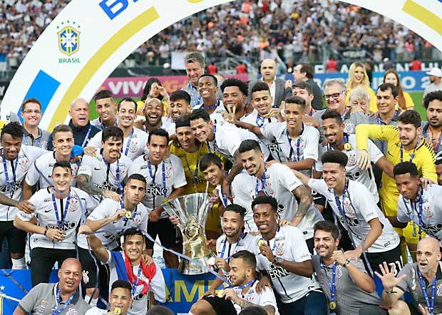 Jogadores do Corinthians comemoram vit&oacute;ria do campeonato Brasileiro