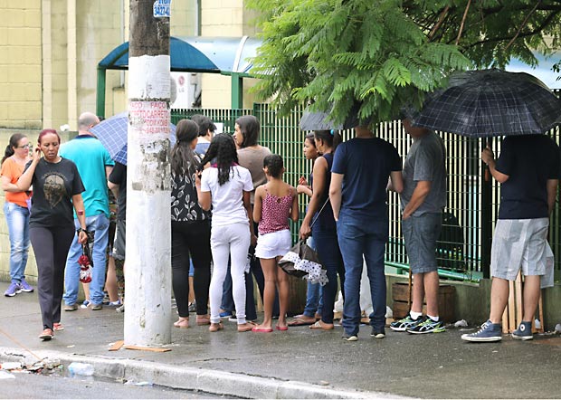 Largas filas para vacunarse contra la fiebre amarilla, en So Paulo