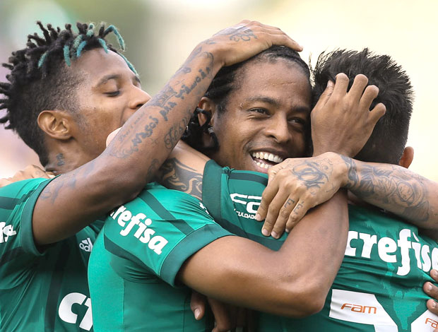 Jogadores do Palmeiras celebram gol marcado contra o Bragantino