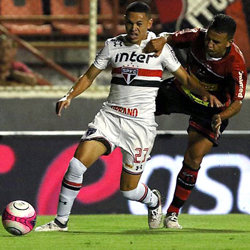 Marcos Guilherme avan&ccedil;a com a bola para o ataque do Tricolor