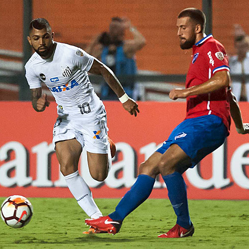Gabigol briga pela bola durante jogo do Santos