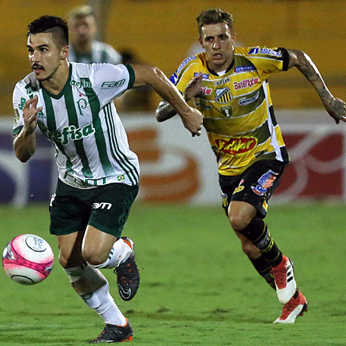 O jogador Willian, do Palmeiras,em jogo contra a equipe do Novorizontino