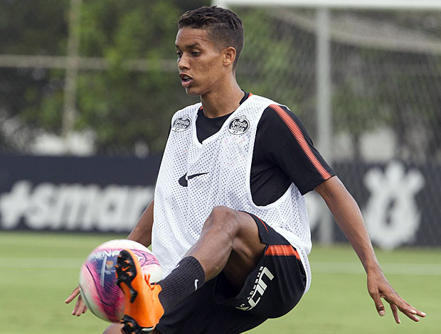 Pedrinho domina a bola em treino do Corinthians