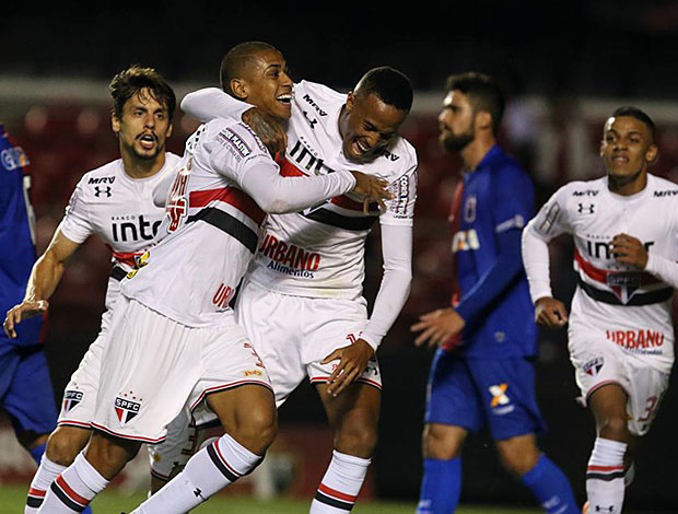 Bruno Alves comemora com os companheiros ap&oacute;s o marcar o gol da vit&oacute;ria