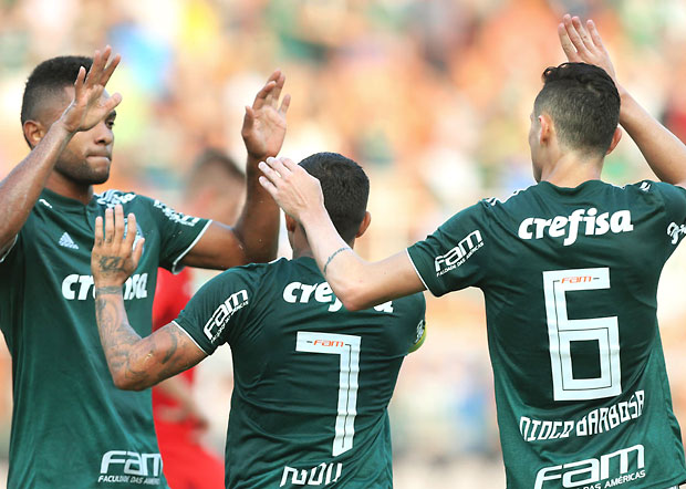 Jogadores do Palmeiras comemoram gol de Dudu, o &uacute;nico na vit&oacute;ria suada contra o Inter