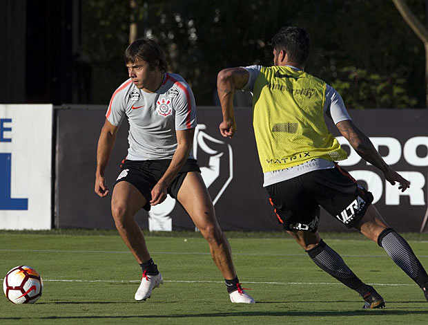Romero tenta jogada durante treinamento do Corinthians
