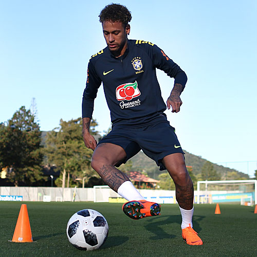 Neymar domina a bola em treino da sele&ccedil;&atilde;o brasileira