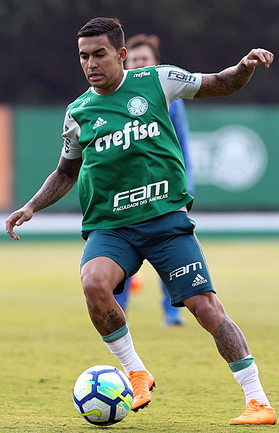 Dudu domina a bola em treinamento do Palmeiras