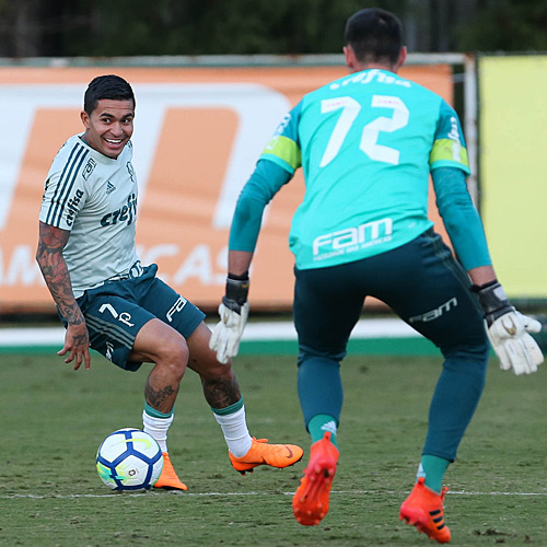 Dudu domina a bola em treinamento do Palmeiras