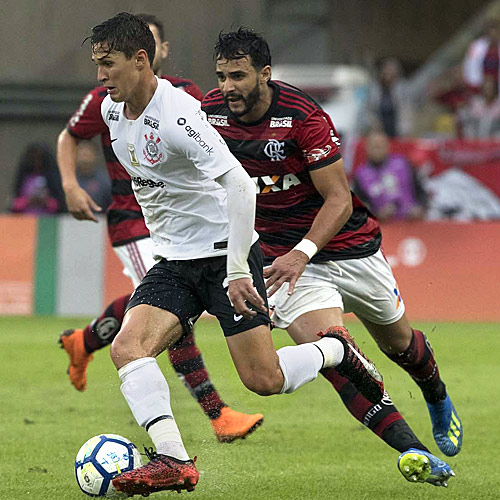 O corintiano Mateus Vital foge da marcação flamenguista na derrota por 1 a 0