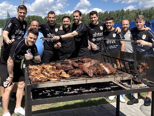 Jogadores uruguaios fazem um churrasco na R&uacute;ssia