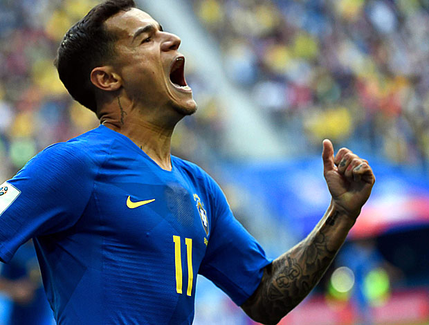 O meia-atacante Philippe Coutinho comemora seu gol, o primeiro do Brasil no jogo