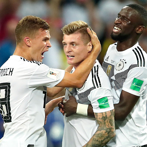 Toni Kroos &eacute; abra&ccedil;ado por companheiros, ao marcar gol da Alemanha