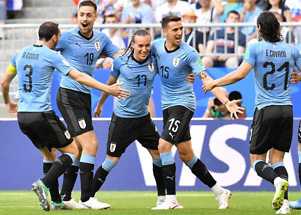 Jogadores do Uruguai festejam um dos gols no 3 a 0 sobre a R&uacute;ssia