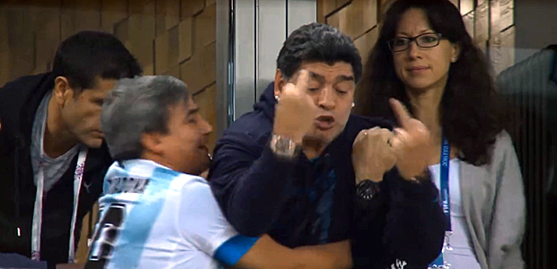 Maradona comemora o segundo gol da Argentina sobre a Nig&eacute;ria