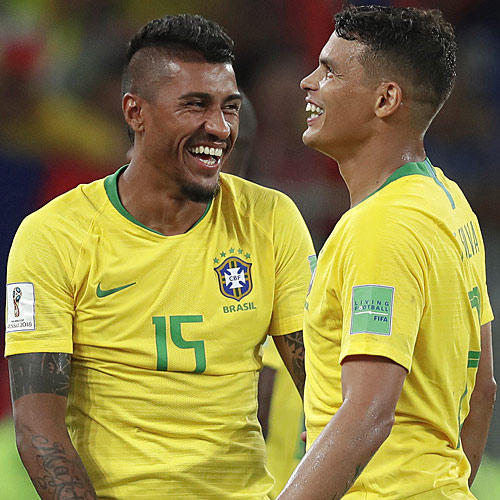 Paulinho e Thiago Silva d&atilde;o risada durante a vit&oacute;ria