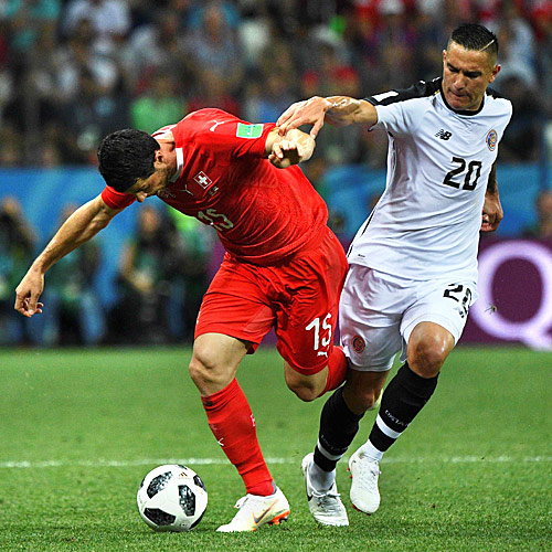 Jogadores de Su&iacute;&ccedil;a e Costa Rica disputam bola durante o empate